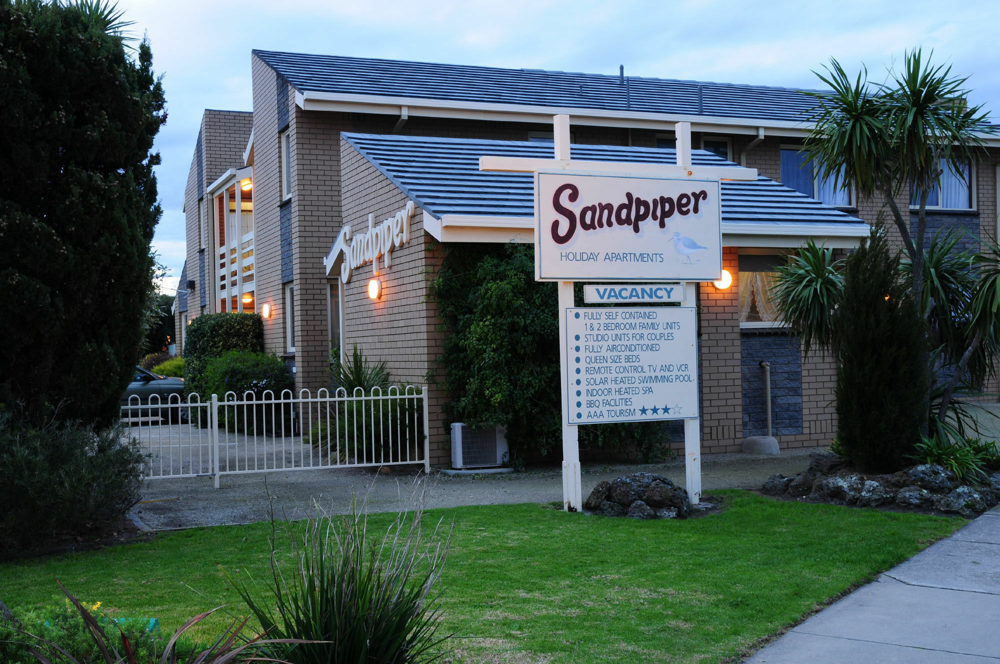 Sandpiper Holiday Apartments Лейкс-Энтранс Экстерьер фото