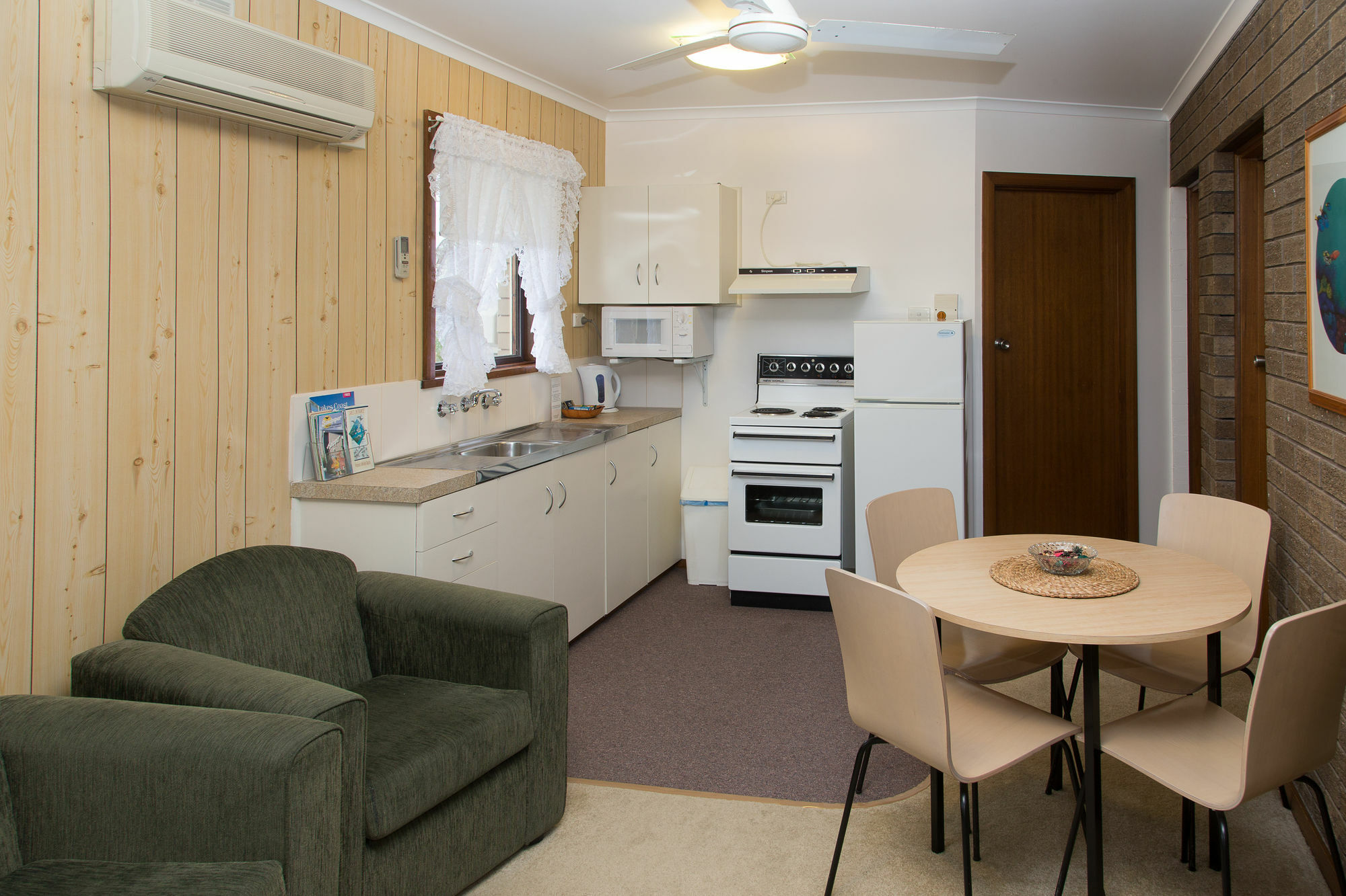 Sandpiper Holiday Apartments Лейкс-Энтранс Экстерьер фото